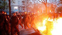 Ohn v ulicch Berlna. Tamn policie pi prvomjovch protestech zadrela pes ti stovky lid