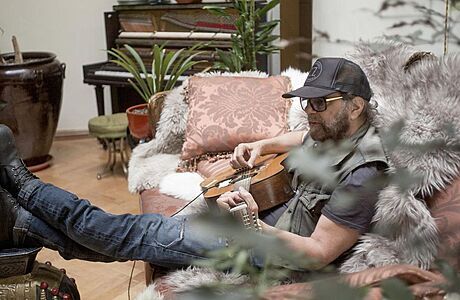 RECENZE: Slovutný producent Daniel Lanois vystavěl kostel beze zdí