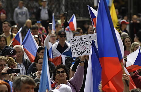 ‚Žádné pasy, žádné testy!‘ Stovky lidí protestovaly v Liberci proti očkování dětí, testům a rouškám