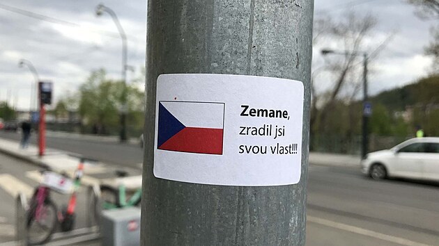 Nálepky o vlastizradě Miloše Zemana zaplavily centrum Prahy.