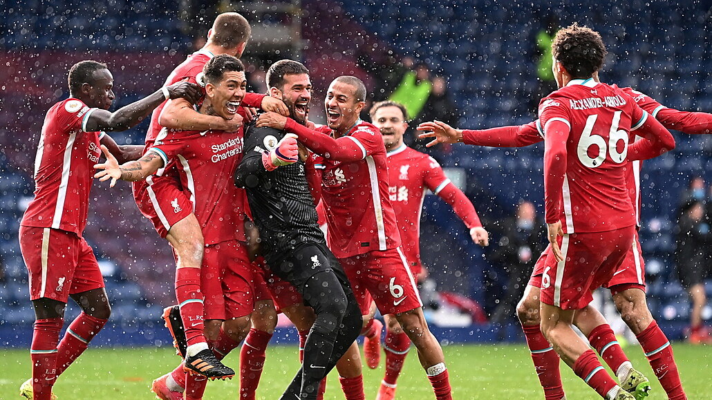 West Bromwich - Liverpool (brankář Alisson dává hlavou gól)