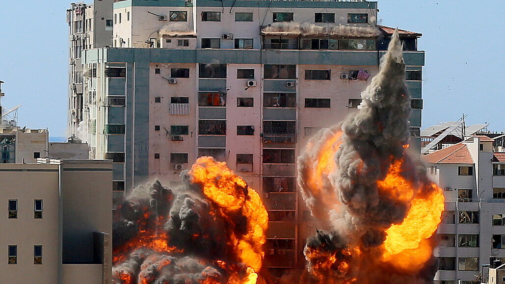 Bombardování domu v Pásmě Gazy, kde sídlila televize Al-Džazíra, 15. května...