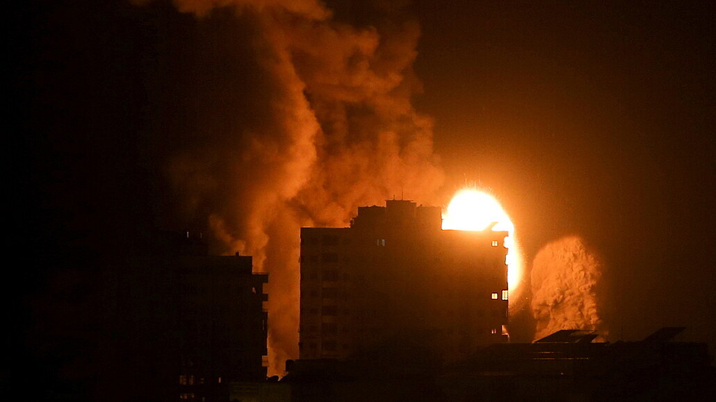 Exploze budovy v Pásmu Gazy během izraelského bombardování, 17. května 2021.