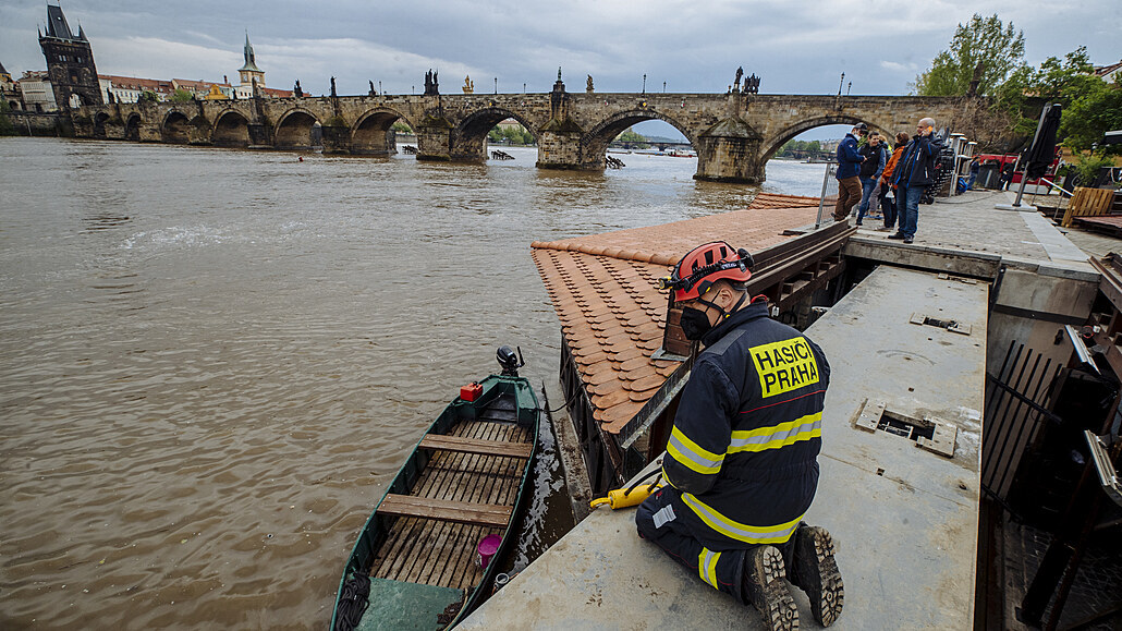 V Praze se kvli stoupající vod zavela vrata do ertovky a vyklidila náplavka.