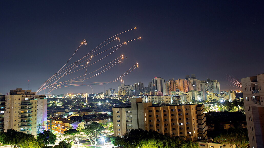 Izraelský systém Iron Dome zasahuje proti raketám vyslaných Palestinci.