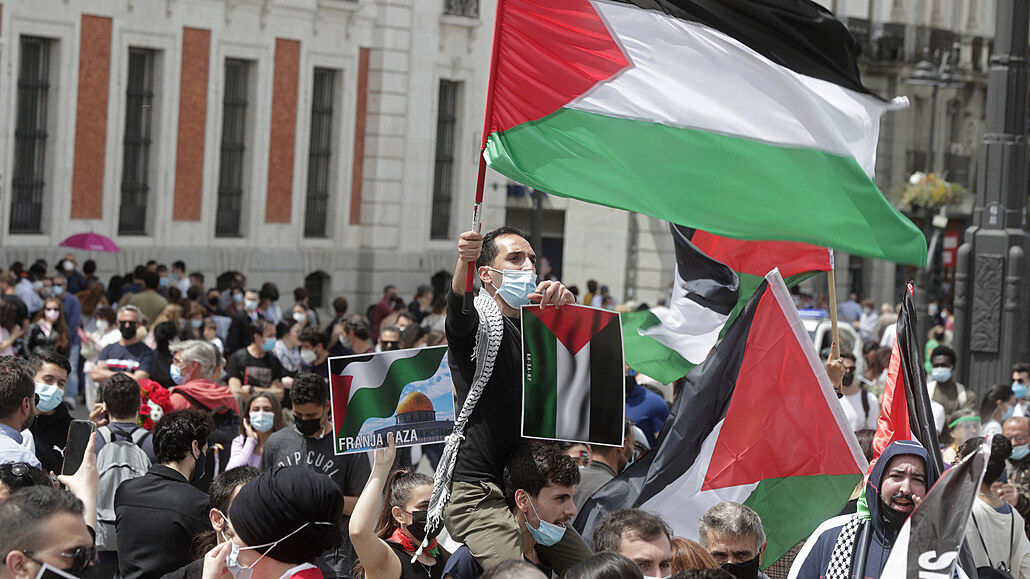 Palestinci protestující v ulicích.