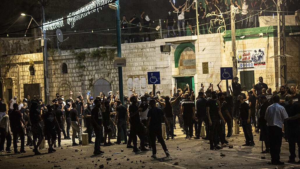 Izraelští Arabové a policie u mešity ve městě Lod. Desítky zraněných a na 750...