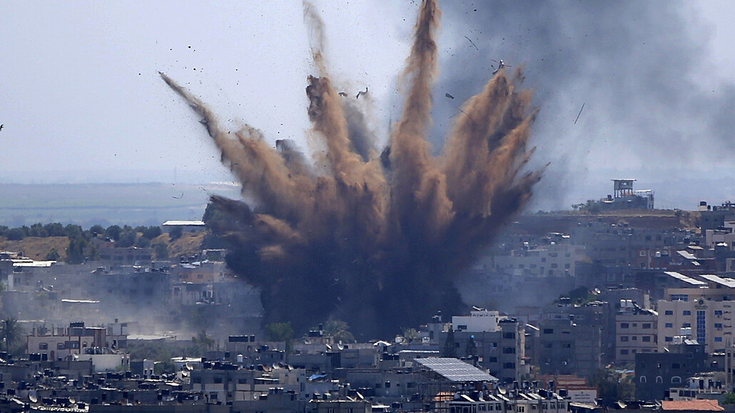 Izrael ve čtvrtek podél hranice s Gazou soustředil pozemní jednotky, zatímco...