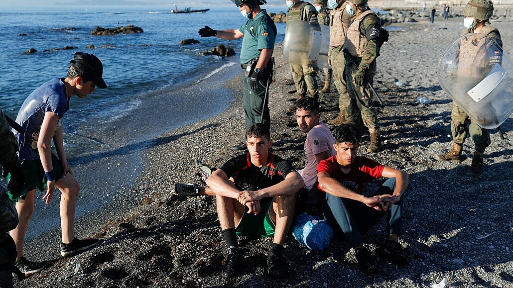 Migranti u beh panlské enklávy Ceuta.