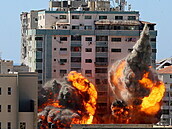 Bombardování domu v Pásm Gazy, kde sídlila televize Al-Dazíra, 15. kvtna...