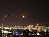 Izraelský protiraketový systém sesteluje raketu vystelenou z Gazy, 16. kvtna...