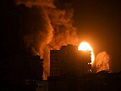 Exploze budovy v Pásmu Gazy bhem izraelského bombardování, 17. kvtna 2021.