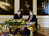 Prezident Milo Zeman (vpravo) pijal 18. kvtna 2021 na Praském hrad...