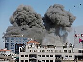 Kou stoupající ze zasaené budovy ve mst Gaza.