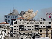 Izrael v noci na sobotu bombardoval budovy Palestinc v centru Gazy.