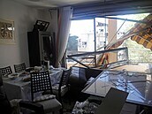 Interiér bytu ve mst Ramat Gan, kam dopadla bomba palestinských útoník.