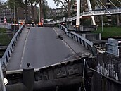Cisternová loď narazila do mostu v nizozemském Groningenu. Řídil ji český kapitán, policie ho zadržela