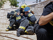 Izraeltí hasii ve mst Aketon se ukrývají bhem zvuku sirén varujících ped...