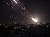 Rakety proísly noní oblohu nad Izraelem.
