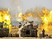 Izraelské jednotky odpalují rakety na hranici Pásma Gazy.