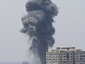 Kou stoupá z místa, kam v Gaze dopadla izraelská raketa.