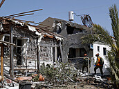 Vojáci zkoumají pokození domu v Akelonu, která zasáhla raketa vystelená z...