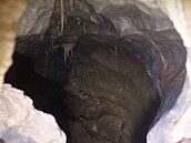 Jeskyái nali v Moravském krasu rozlehlý dóm, je plný krápník.