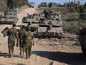 Izraelské tanky poblí hranice pásma Gazy.
