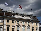 Izraelská vlajka vedle vlajky Rakouska a vlajky Evropské unie na budov...