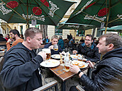 V Praze se otevely zahrádky bar a restaurací