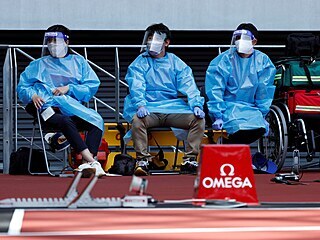 Zdravotnci bhem olympijskho atletickho testu v Tokiu o uplynulm vkendu.
