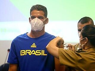 Brazilsk olympionik Marcos Vinicius Almeida se nechv okovat proti...