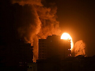 Exploze budovy v Psmu Gazy bhem izraelskho bombardovn, 17. kvtna 2021.