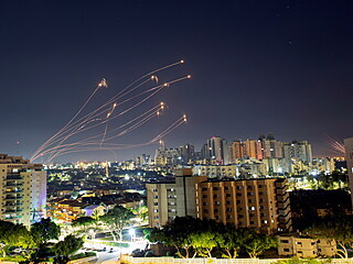 Izraelsk systm Iron Dome zasahuje proti raketm vyslanch Palestinci.