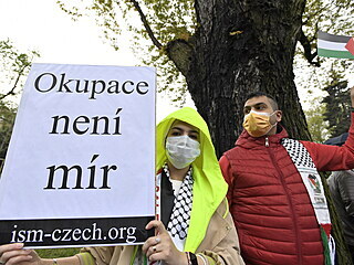 Ped izraelskou ambasdou v Praze se konalo protestn shromdn na podporu...