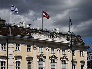 Izraelsk vlajka vedle vlajky Rakouska a vlajky Evropsk unie na budov...