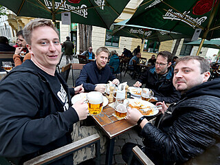 V Praze se otevřely zahrádky barů a restaurací