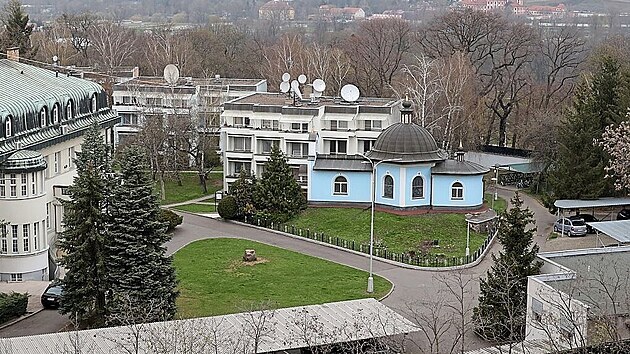 Chrám i tvrz. Ptaí pohled na jihovýchodní ást areálu ruské ambasády. Vlevo...