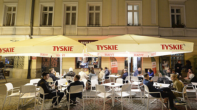 V Polsku se otevely zahrádky restaurací, lidé do nich zamíili hned o plnoci.