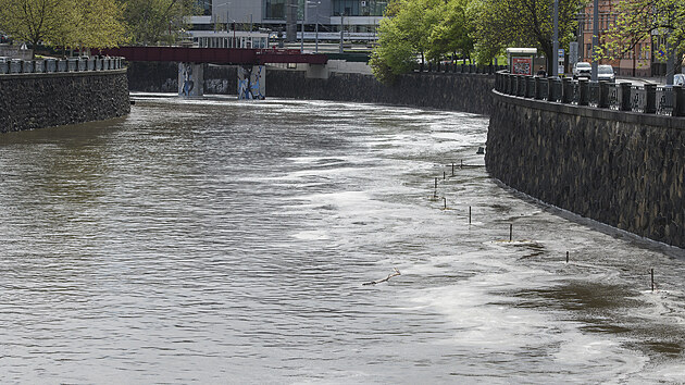 Rozvodnná eka Radbuza zatopila náplavku v Plzni.