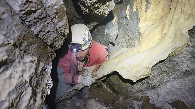 Jeskyňáři našli v Moravském krasu rozlehlý dóm, je plný krápníků.