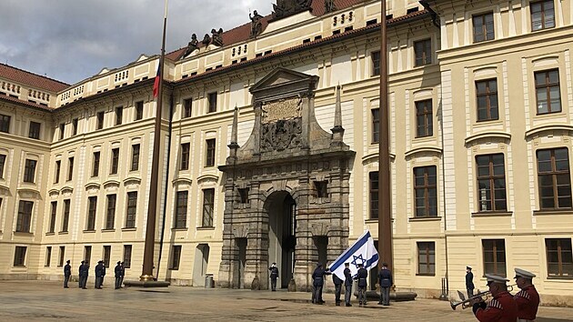 Praský hrad vyvsil na podporu Izraele jeho vlajku, nahradila vlajku EU.