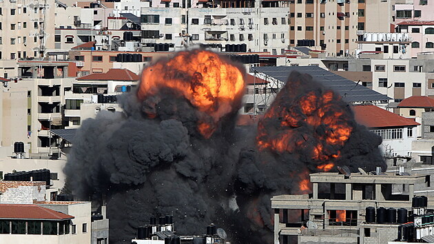 Hustý dým se valí ze zasaené budovy v Gaze.