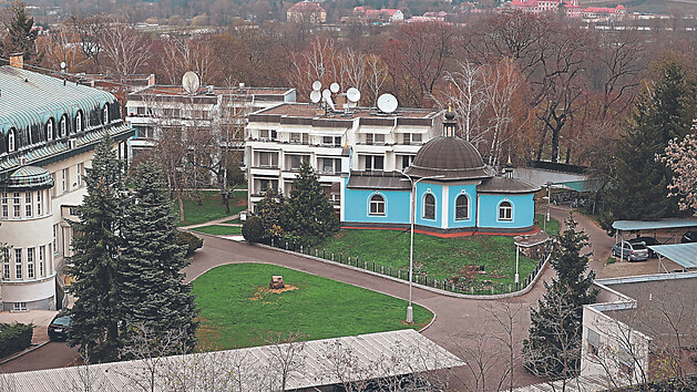 Ptaí pohled na jihovýchodní ást areálu ruské ambasády. Vlevo dole Blochova...