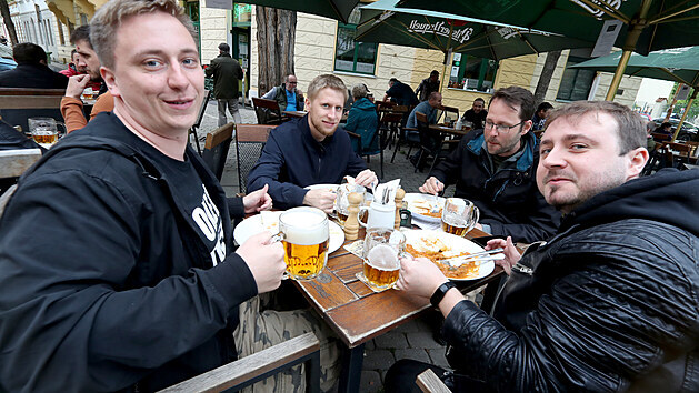 V Praze se otevely zahrádky bar a restaurací