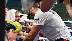 Mark Tibbs a zran�ný Billy Joe Saunders.