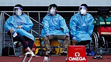 Zdravotníci během olympijského atletického testu v Tokiu o uplynulém víkendu.