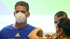 Brazilský olympionik Marcos Vinicius Almeida se nechává očkovat proti...