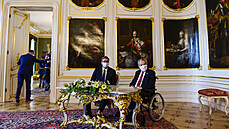 Prezident Milo Zeman (vpravo) pijal 18. kvtna 2021 na Praskm hrad...