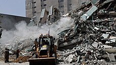 Dělníci odklízejí trosky budovy, ve které sídlila agentura AP a katarská...